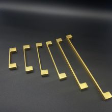 JALADERA ALUMINIO ACABADO LATON SATINADO 96MM 791-1582
