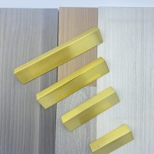 JALADERA TIPO «L» LATON SATINADO 224MM 791-0221