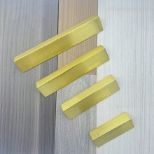 JALADERA TIPO «L» LATON SATINADO 128MM 791-0219